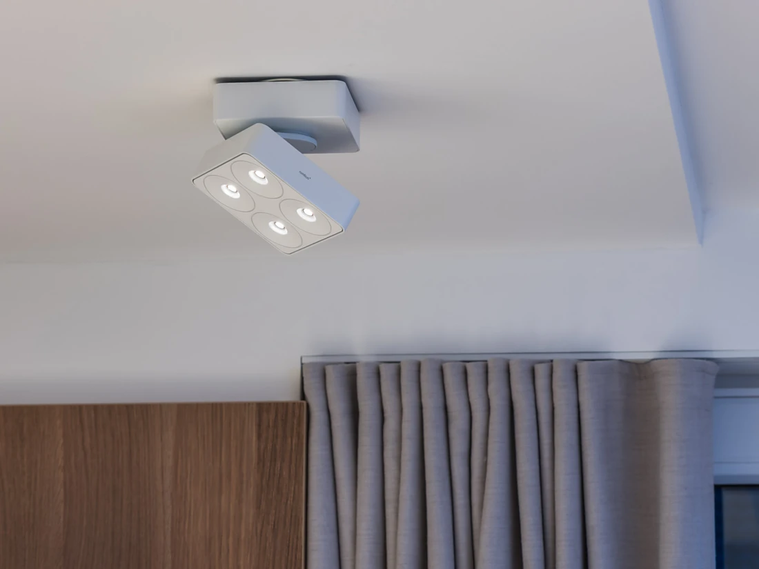 Der LED-Deckenstrahler Q Four TT ist dreh- und schwenkbar und eignet sich optimal zur akzentuierten Beleuchtung von Objekten oder Flächen und Räumen. Die volle Lichtleistung entfaltet sich hierbei wie bei allen Q Four Leuchten erst auf der Beleuchtungsebene. Foto: Häfele / Alexander Huber