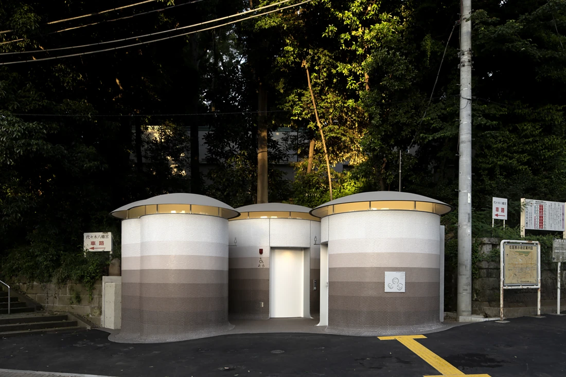 <p><span>Der weltweit bekannte Architekt Toyo Ito hat am Rand des st&auml;dtischen Parks und W&auml;ldchens Yoyogi Hachimann &ouml;ffentliche Toilettenh&auml;user geplant, die auf dem ersten Blick an drei Pilze erinnern. Foto: TOTO LTD.</span></p>