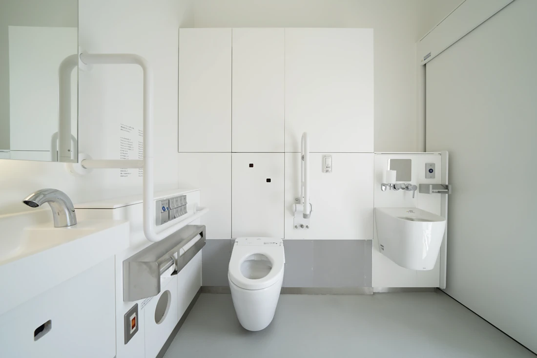 <p><span>Im Fokus der 17 sehenswerten Toilettenh&auml;user des THE TOKYO TOILET stehen eine moderne, einladende Architektur und eine hygienische und inklusive Sanit&auml;rausstattung. Die Toiletten sollten sicher und sauber zu jeder Tages- und Nachtzeit sein und f&uuml;r jeden zug&auml;nglich, egal welches Geschlecht, welches Alter und mit welchen k&ouml;rperlichen Einschr&auml;nkungen. Foto: TOTO LTD.</span><span></span></p>
