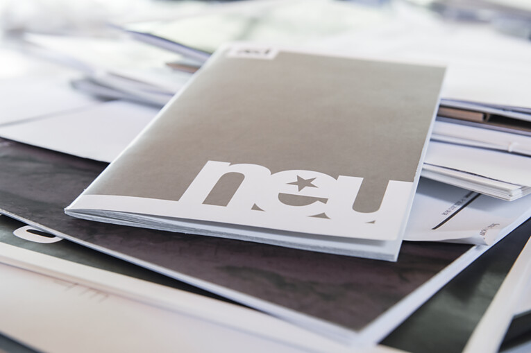 Die von Christian Weisser Design Studio gestaltete Broschüre zum "aed neuland"-Wettbewerb kann über den aed bestellt werden. Bild: René Müller." title=